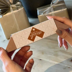 Geschenkverpackung "Ein Besonderer Genuss" - Rocher -KleineGeschen Geschaft WP Geschenkverpackung Genuss Rocher 2 86951gpwpnQRb6Qhnk
